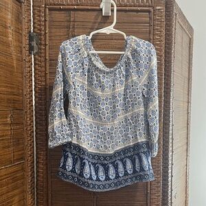 Old Navy White with Navy and Royal Blue Patterned Shirt, 3/4 sleeves. Size M(8)